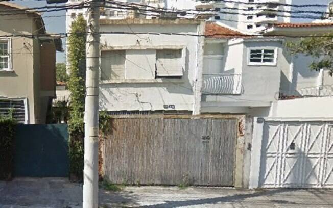 Fachada da casa cujo muro desabou, na Rua Bastos Pereira, no bairro de Moema