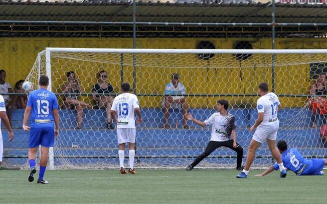 Naldo joga futebol com o filho e comemora gol carregando Pablo no colo