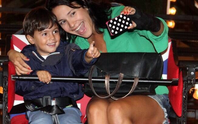 Juliana Knust se diverte com o filho em roda-gigante