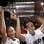 Emerson e Liedson carregam a taça da Libertadores pelo Pacaembu. Foto: AP