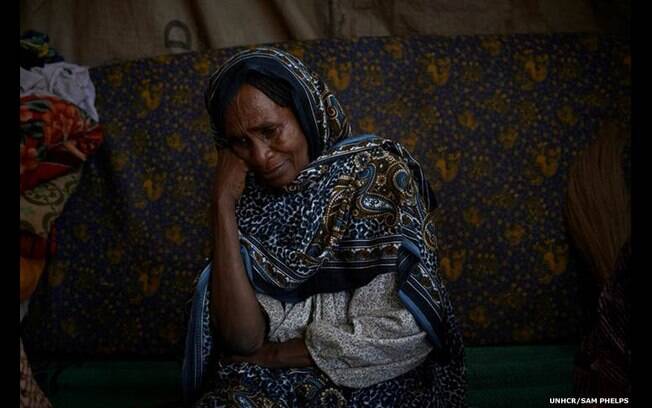 'Eu me agachei na tenda improvisada de Fane, 70 anos, abrigada na República Centro-Africana. Ela falou e chorou', diz Sam Phelps. Foto: Sam Phelps/Acnur