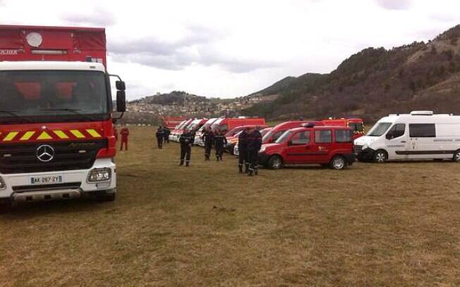 Equipes de resgate esperam para atender vítimas do acidente aéreo na França. Foto: Reprodução/Twitter