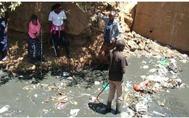 Ausência de banheiros é um problema grave em Kibera
