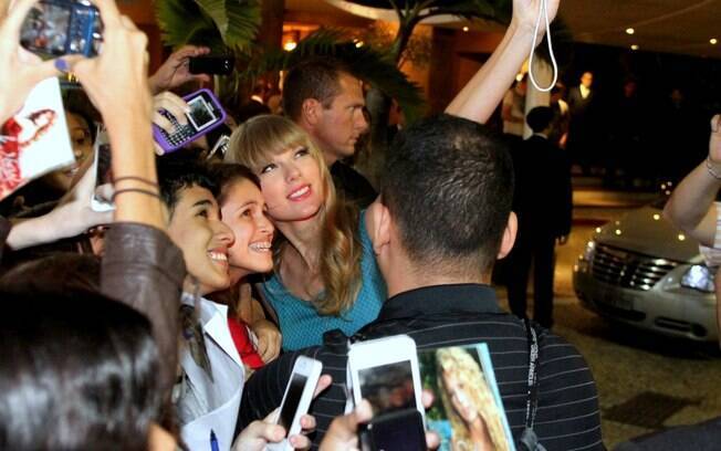 Taylor Swift parou para atender os fãs no Rio antes de ir para o aeroporto