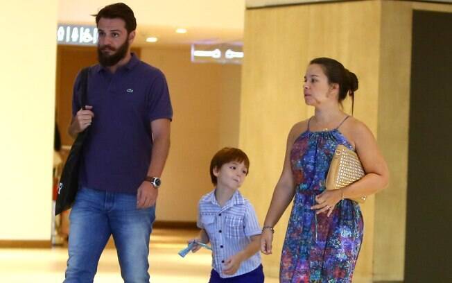 Rodrigo Lombardi passeia em shopping com a mulher, Betty Baumgarten, e o filho, Rafael, de cinco anos