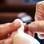 Dica da manicure: quanto mais você polir nas laterais, mais facilidade terá para colar o adesivo. Foto: Edu Cesar / Fotoarena