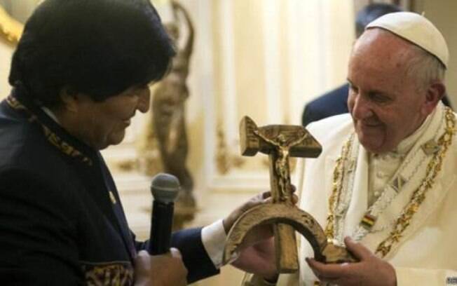 Crucifixo em forma de foice e martelo, símbolos do comunismo, garantiu a Evo Morales um salto para o quinto lugar nos trending topics do Twitter