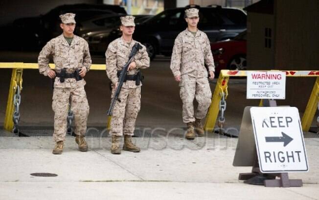 Membros do corpo da Marinha de Washington bloqueiam área próxima ao tiroteio Membros do corpo da Marinha de Washington bloqueiam área próxima ao tiroteio