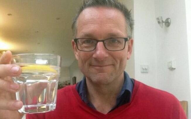 Segundo a apuração de Michael Mosley, beber moderadamente também é prejudicial Segundo a apuração de Michael Mosley, beber moderadamente também é prejudicial