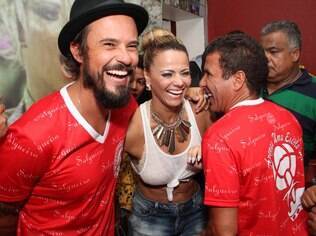Viviane Araújo com Paulinho Vilhena e Eri Johnson na quadra do Salgueiro