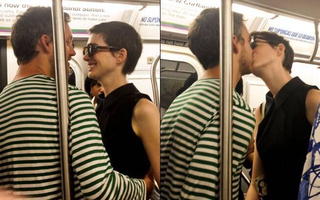 Anne Hathaway e o marido Adam: carinho em público no metrô de NY