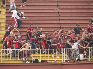 Briga entre torcedores de Atlético-PR e Vasco na Arena Joinville em 2013 chocou o País