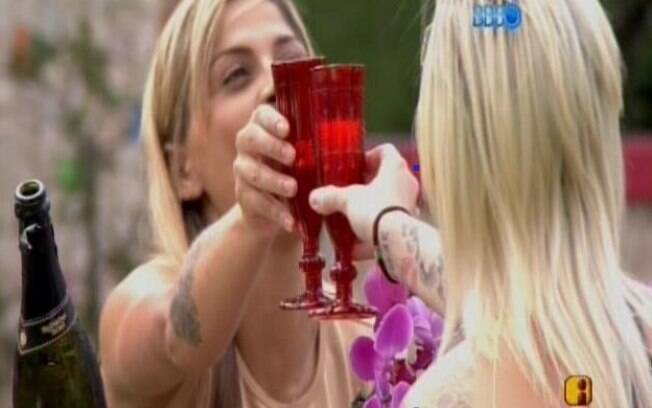 Bem humoradas, Clara e Vanessa tramam contra colegas