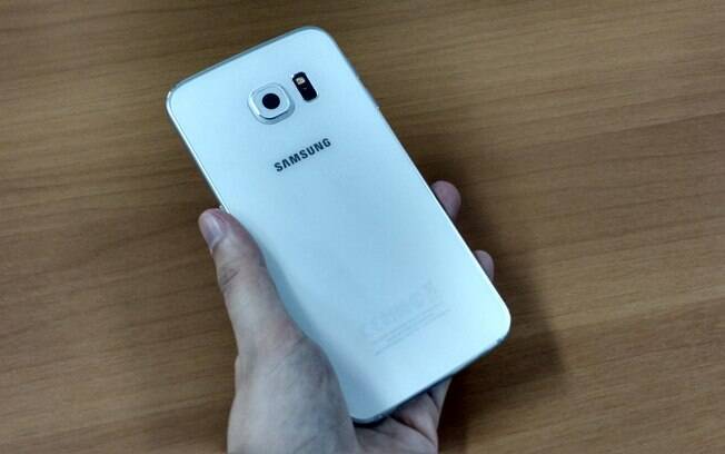 O Galaxy S6 Edge tem corpo de vidro com proteção Corning Gorilla Glass 4 e detalhes metalizados