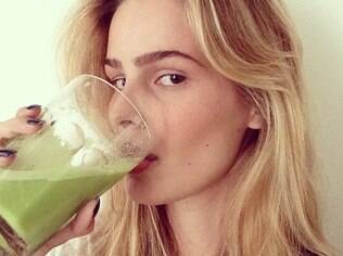 Yasmin Brunet toma suco de luz