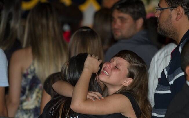 Choro de fãs no velório Cristiano Araújo. Foto: AgNews