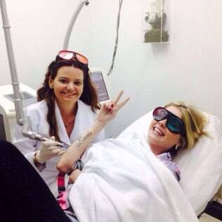 Bárbara Evans faz a primeira sessão para remover a tatuagem