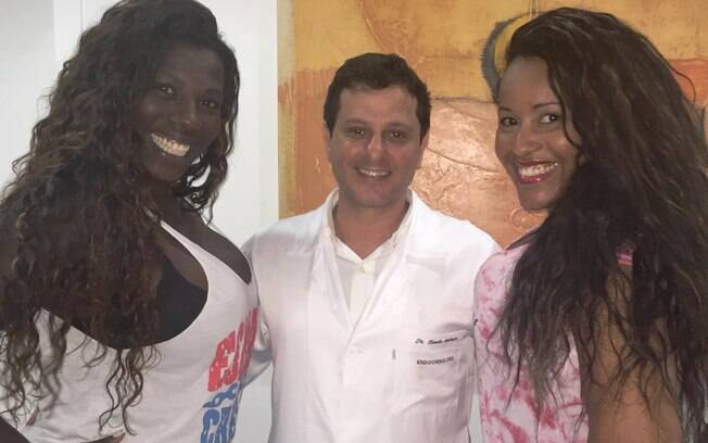 Doutor Claudio Ambrósio com as passistas da Grande Rio