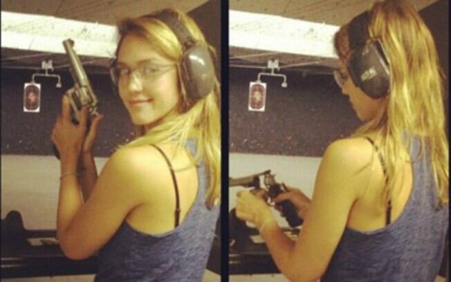 Jessica Alba em treino de tiro