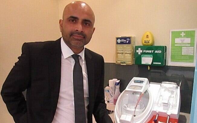 Kannan Athreya aplica sangue nos órgãos sexuais dos pacientes Kannan Athreya aplica sangue nos órgãos sexuais dos pacientes