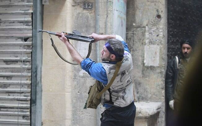 Membro do Exército Livre da Síria aponta arma durante supostos confrontos contra forças de Assad em Aleppo (26/02)