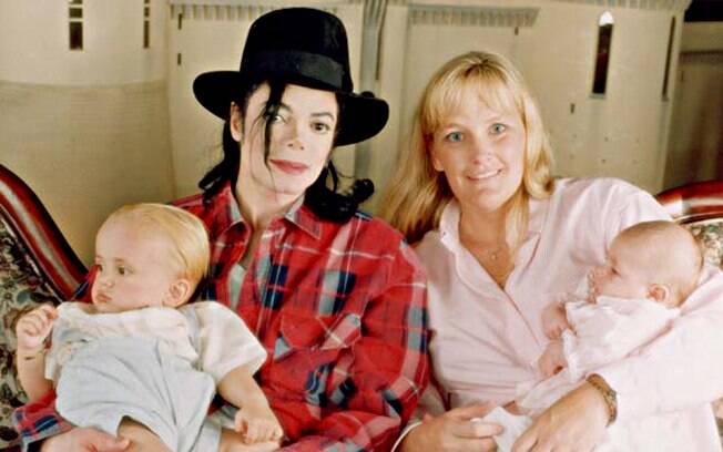 Em 1998 nasceu Paris Michael Katherine Jackson, também filha de Michael com Debbie