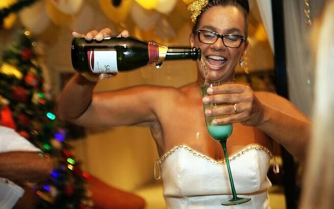 Solange Couto se divertiu e brindou 2014 com champanhe