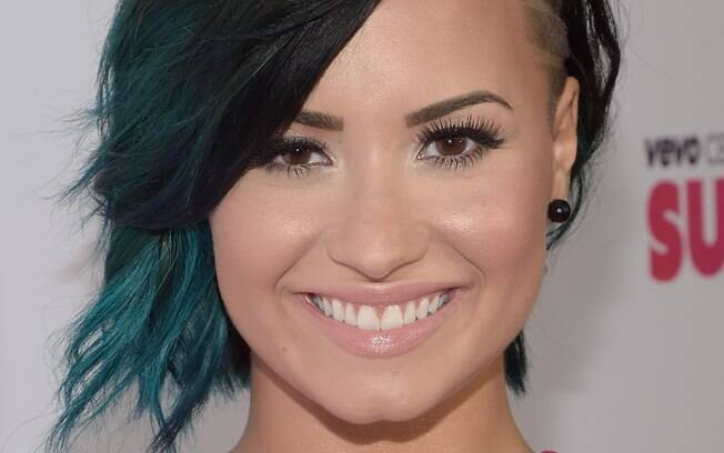 Demi Lovato entrou na onda dos cabelos coloridos, e seu azul inspirou muitas meninas por aí