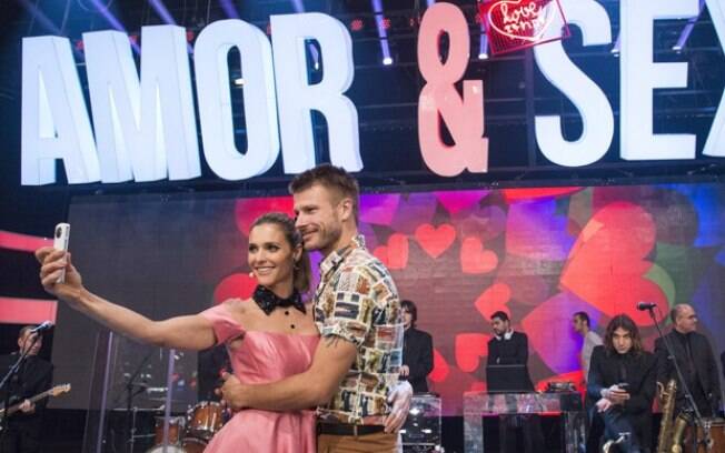 Rodrigo Hilbert e Fernanda Lima fazem selfie durante a gravação do programa 'Amor & Sexo'