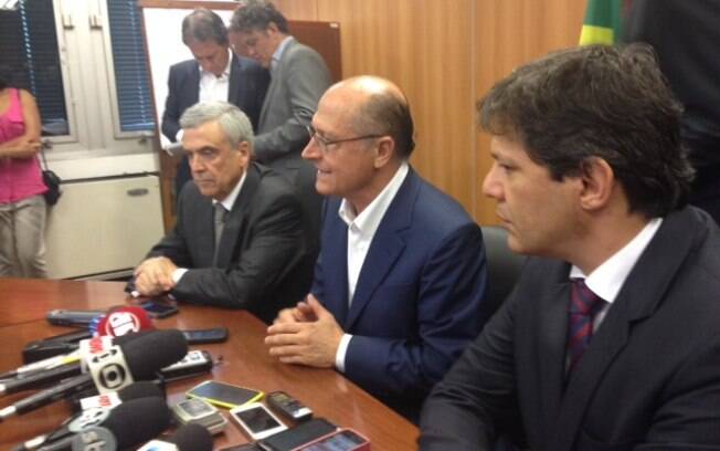 Governador Geraldo Alckmin (PSDB) ao lado do prefeito de SP Fernando Haddad (PT) fala sobre crise hídrica