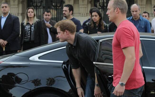 Príncipe Harry chegou escoltado por seguranças...