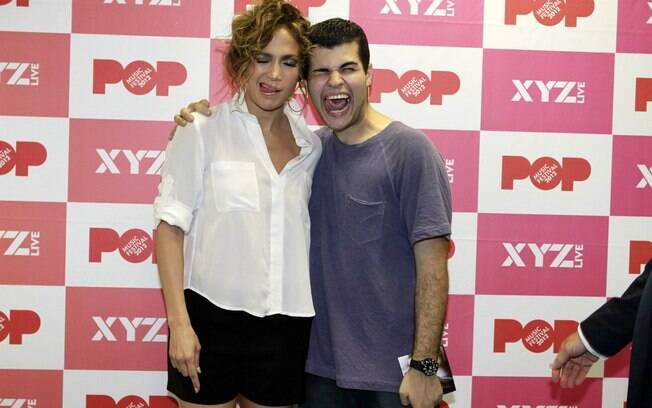 Jennifer Lopez faz careta com fã após o show no Rio...