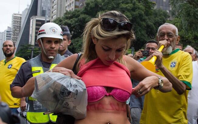 Manifestante pró-PT tirou a roupa para protestar em apoio a Dilma Rousseff na Avenida Paulista e foi retirada por policiais militares. Foto: Kevin David/Futura Press - 13.03.16
