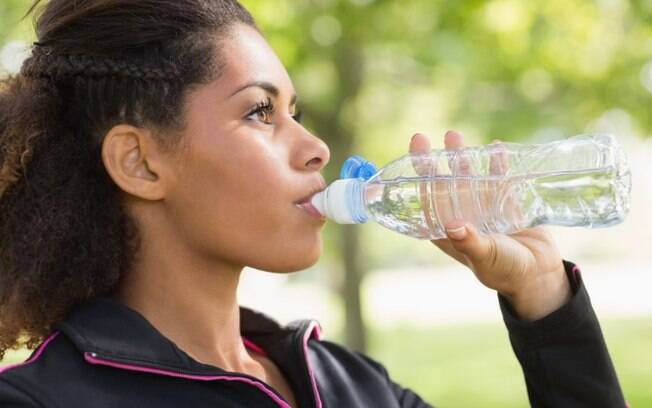 1 - Beba água: a falta de água prejudica o metabolismo. Mantenha uma garrafinha perto de você o tempo todo
