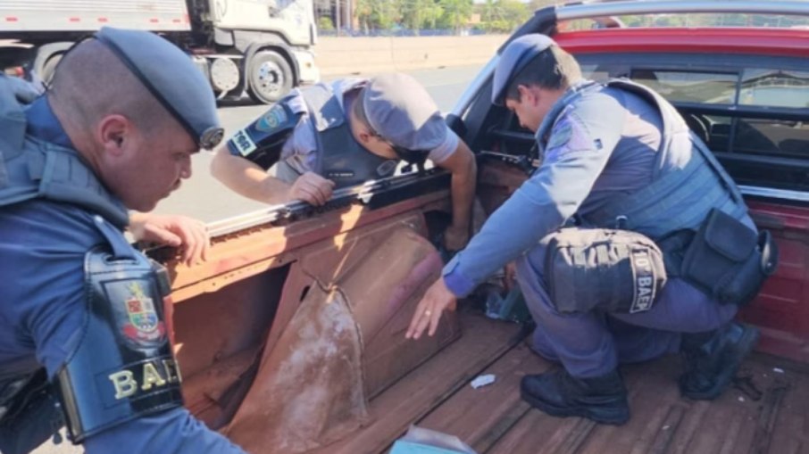 Polícia prende mãe carregando 25 kg de crack filho menor de idade