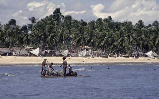 Pescadores na charmosa vila de Japaratinga, a 10 km de Maragogi