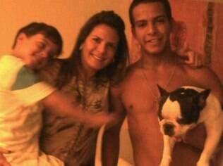 Andrea com o filho João Bernardo no colo e Elias, morto após acidente de carro no Rio