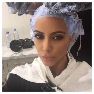 Kim Kardashian retoca o loiro platinado
