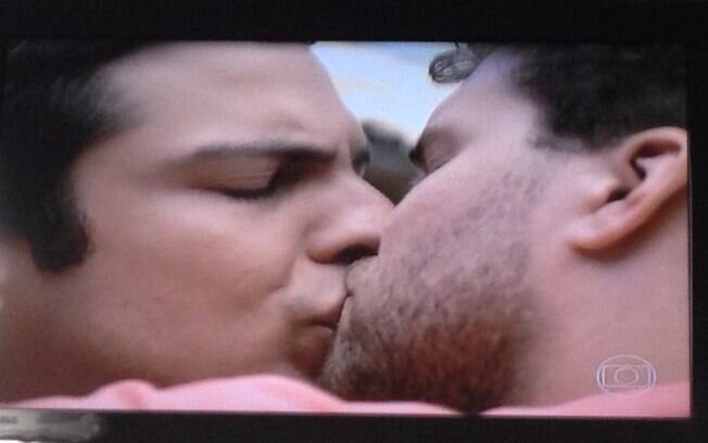 Félix e Niko quebram o tabu da Globo e dão o primeiro beijo gay das novelas da emissora