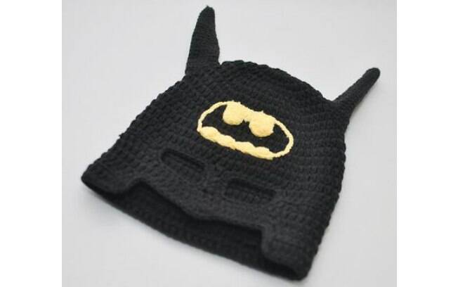 Super heróis também podem ser retratados, como nesta touca do Batman. Foto: Pinterest/Carol Grady