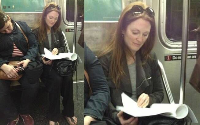 Um fã encontrou com Julianne Moore em um metrô em Nova York e divulgou a foto nessa quarta-feira (10). A atriz lia um roteiro enquanto fazia o trajeto
