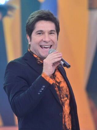 Daniel cantando no programa