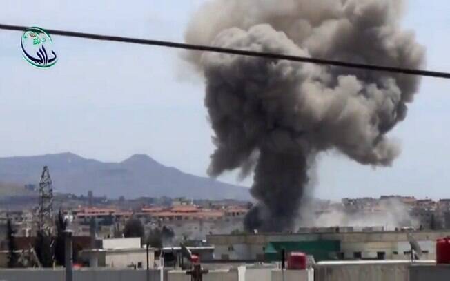 Reprodução de vídeo mostra bombardeio em Daraya, Síria (25/04)