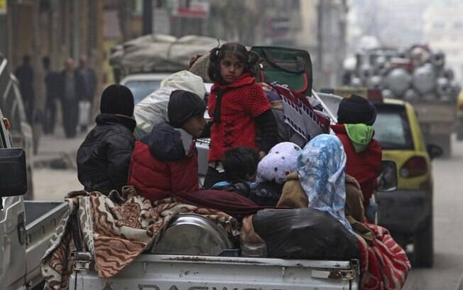 Crianças sírias viajam em caminhonete em Aleppo (02/01)