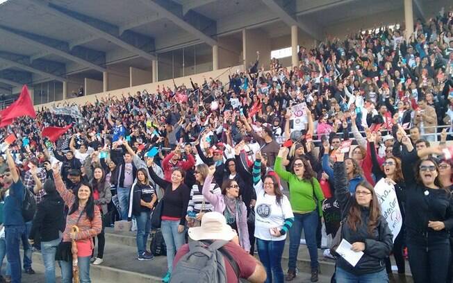 Professores do Paraná votam pela continuidade da greve (5.5.2015)