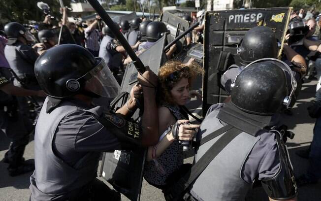 Confronto entre manifestantes e a Tropa de Choque, na zona leste de São Paulo, no dia da abertura da Copa: um dos poucos protestos que chamaram a atenção durante o Mundial