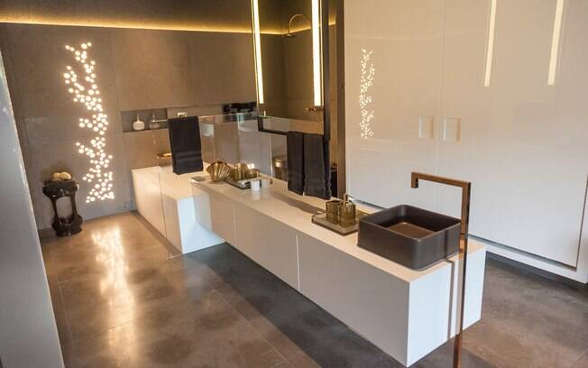 O ambiente tem uma sala de banho com closet e um pequeno espaço para o home office - tudo integrado