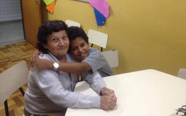 O garoto Felipe dos Santos, de apenas 10 anos, incentivou a avó Maria das Mercês, 66, a estudar