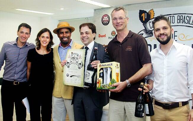 Da esquerda para a direita: Alfredo Ferreira, Kathia Zanatta, Garrett Oliver (mestre-cervejeiro da Brooklyn), Alexander Moraes (vencedor do campeonato), Martin Zuber e Estácio Rodrigues