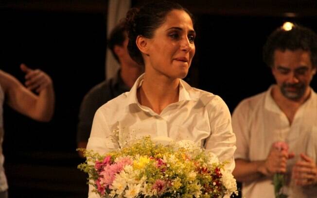 Camila Pitanga se emociona em estreia de peça